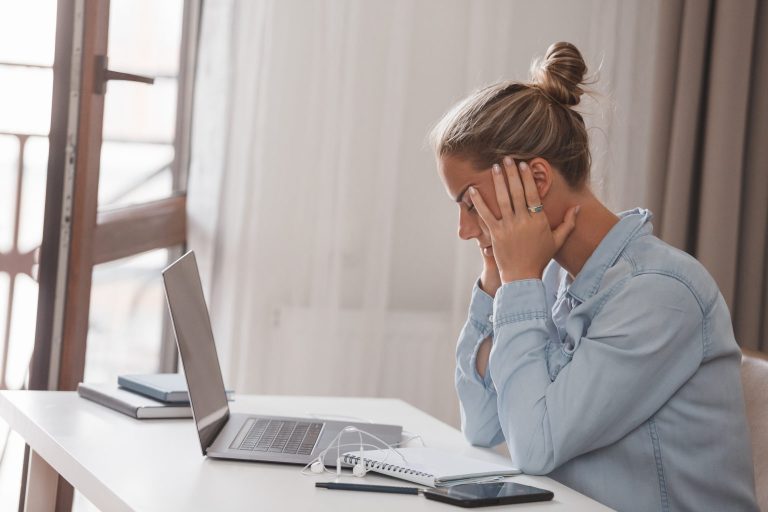 5 Sinais que você precisa de óculos